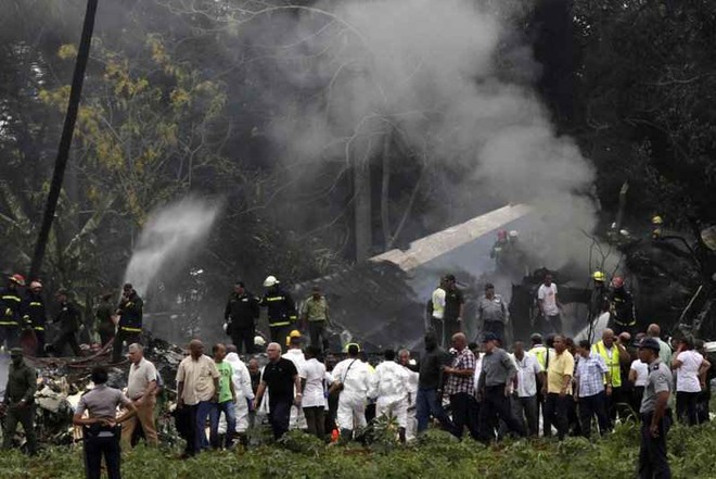  Tìm kiếm thi thể nạn nhân vụ rơi máy bay ở Cuba.