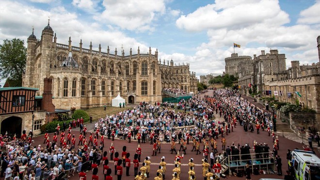 Bên trong nhà nguyện St.George nơi Hoàng tử Harry và hôn thê Meghan trao lời thề ước - Ảnh 1.