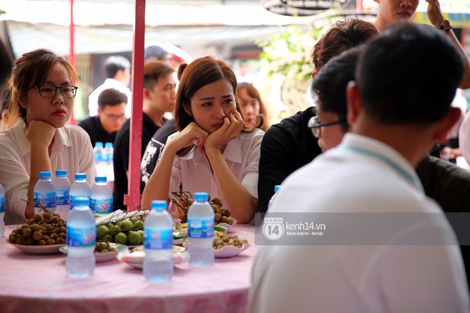 Đông Nhi khóc nghẹn trong đám tang của stylist Mì Gói tại quê nhà Tiền Giang - Ảnh 3.