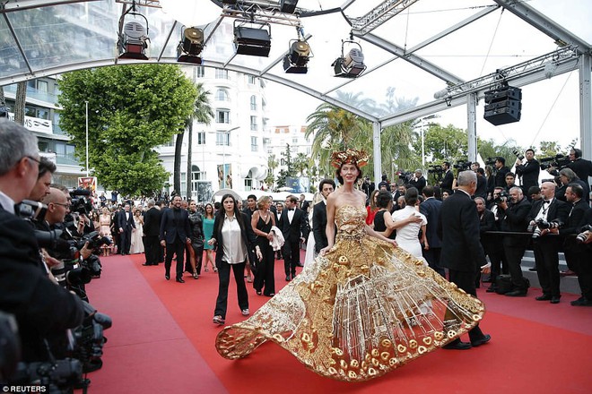 Thảm đỏ Cannes: Thiên thần nội y toả sáng như nữ thần, nhưng gây chú ý hơn là sự độc lạ của một sao nữ - Ảnh 6.