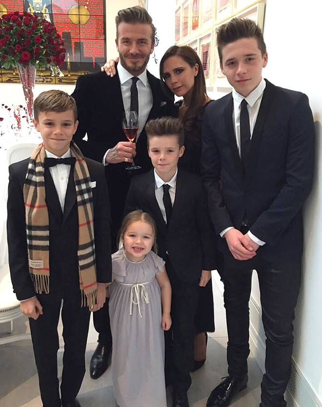 Hành động lạ gây chú ý của vợ chồng Beckham trong đám cưới hoàng tử Anh - Ảnh 4.