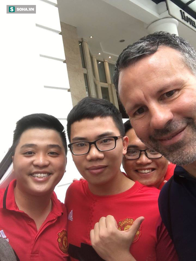 Ryan Giggs bất ngờ trở lại Việt Nam, tươi cười chụp ảnh cùng fan - Ảnh 1.