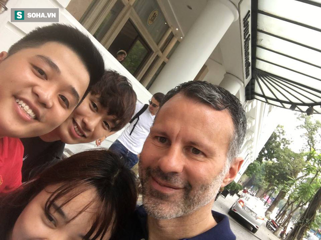 Ryan Giggs bất ngờ trở lại Việt Nam, tươi cười chụp ảnh cùng fan - Ảnh 2.