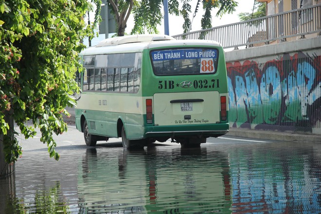 Hầm chui ở Sài Gòn ngập nửa mét sau cơn mưa lớn - Ảnh 1.