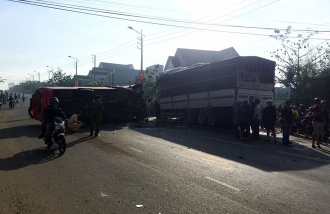 Hiện trường vụ ô tô khách và xe tải lao vào nhau khiến 1 người chết, 9 người bị thương - Ảnh 1.