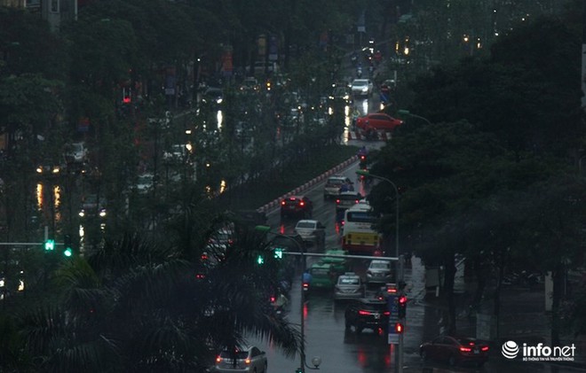 Hà Nội: Bất chợt mưa dông, người dân phải bật đèn pha đi đường vào giữa trưa - Ảnh 2.