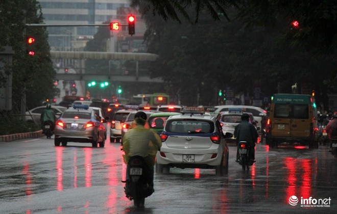 Hà Nội: Bất chợt mưa dông, người dân phải bật đèn pha đi đường vào giữa trưa - Ảnh 7.