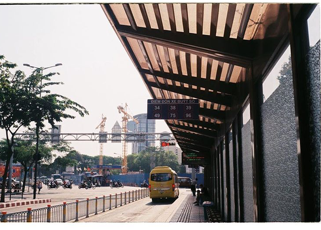 Không ngờ trạm chờ xe bus Bến Thành lại trở thành địa điểm chụp ảnh sống ảo lung linh cho giới trẻ - Ảnh 1.