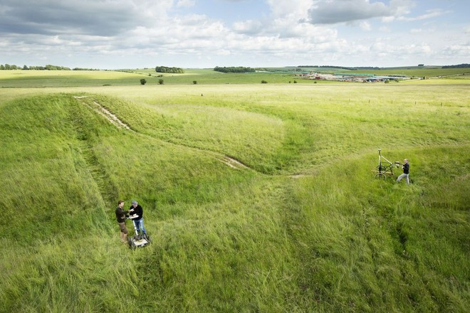 Khai quật Stonehenge, giới khoa học phát hiện xương người và nhiều thứ bất ngờ khác - Ảnh 3.