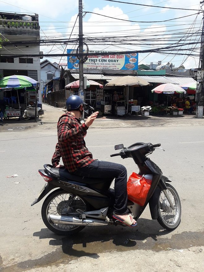 Đưa chị gái đi mua đồ, chỉ bằng 1 hành động cậu em trai đã khiến bao người ghen tỵ - Ảnh 1.