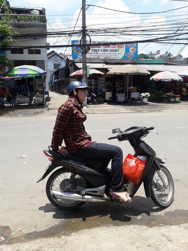 Đưa chị gái đi mua đồ, chỉ bằng 1 hành động cậu em trai đã khiến bao người ghen tỵ - Ảnh 2.