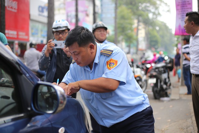 Phó chủ tịch phường tha cho tài xế ô tô đậu xe trên vỉa hè vì vợ sinh em bé - Ảnh 3.