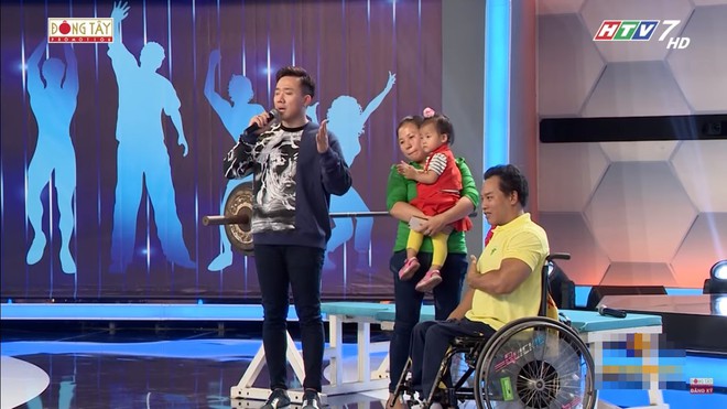 Nhà vô địch Paralympics khiến Việt Hương bật khóc, Ngô Kiến Huy tặng xe lăn - Ảnh 2.