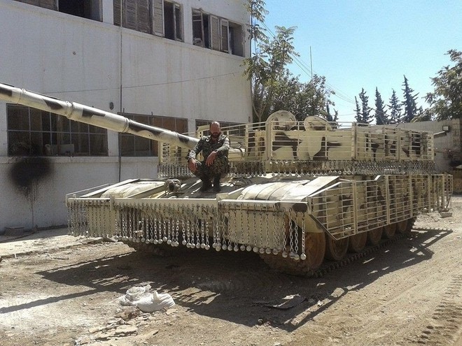 Đại tá xe tăng VN: Đừng có chê hình thù kỳ dị như lồng gà của tăng T-72 Syria - Ảnh 1.