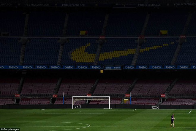 Khoảnh khắc Iniesta ngồi một mình ở Nou Camp lúc 1h sáng gây xúc động - Ảnh 5.