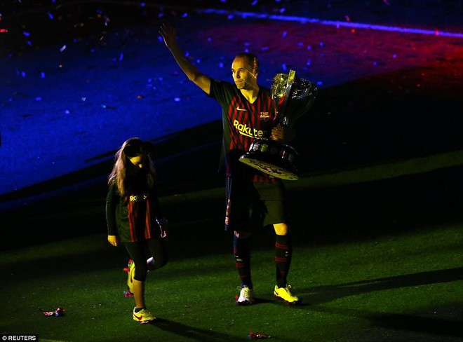 Huyền thoại Iniesta khóc nghẹn trong trận đấu cuối cùng khoác áo Barca - Ảnh 6.