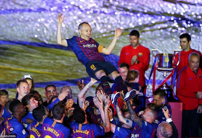 Huyền thoại Iniesta khóc nghẹn trong trận đấu cuối cùng khoác áo Barca - Ảnh 8.