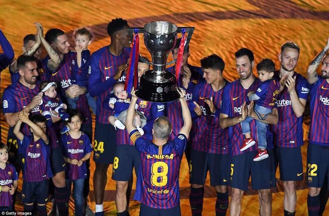 Huyền thoại Iniesta khóc nghẹn trong trận đấu cuối cùng khoác áo Barca - Ảnh 10.