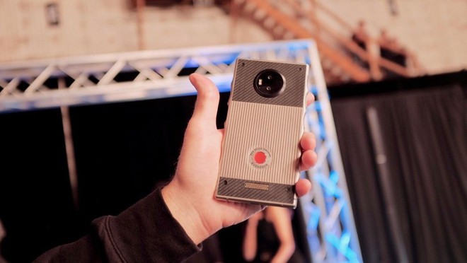 Trên tay RED Hydrogen One, điện thoại holographic đầu tiên trên thế giới - Ảnh 1.