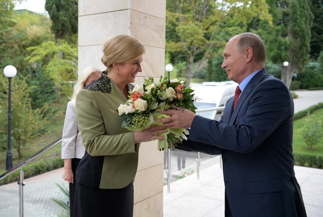 Báo Nga tung bằng chứng báo Đức chuyện bé xé ra to về bó hoa ông Putin tặng bà Merkel - Ảnh 2.