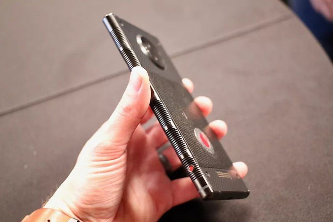 Trên tay RED Hydrogen One, điện thoại holographic đầu tiên trên thế giới - Ảnh 2.