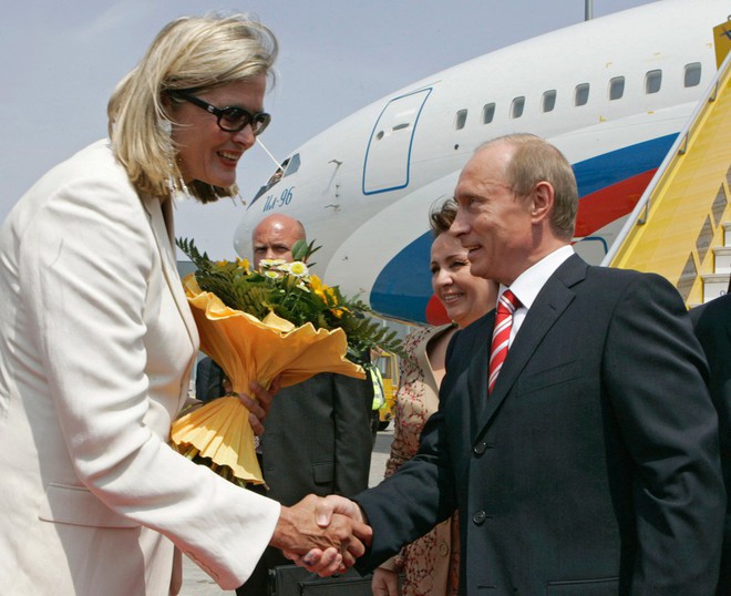 Báo Nga tung bằng chứng báo Đức chuyện bé xé ra to về bó hoa ông Putin tặng bà Merkel - Ảnh 6.