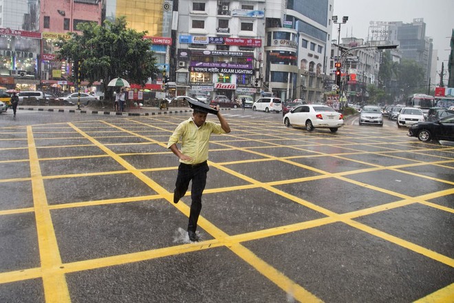 24h qua ảnh: Người dân ngủ la liệt trên vỉa hè để tránh đợt nắng nóng khủng khiếp - Ảnh 10.