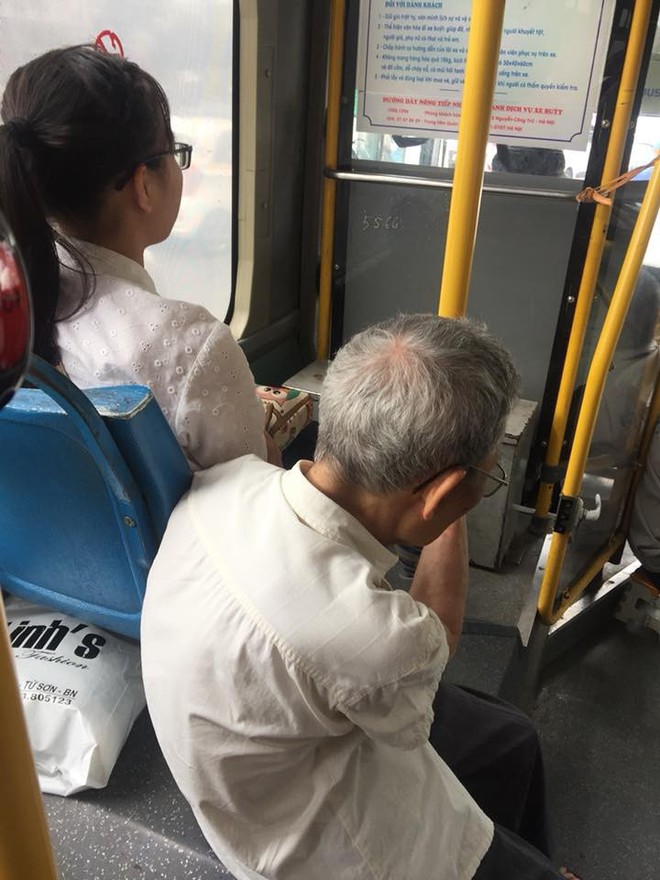Hình ảnh cô gái trẻ không nhường ghế cho cụ ông già yếu khi đi xe buýt gây búc xúc - Ảnh 1.