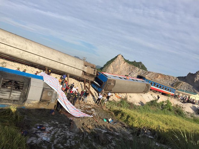 Triệu tập hai nhân viên gác chắn vụ tai nạn tàu hỏa khiến 10 người thương vong ở Thanh Hóa - Ảnh 1.