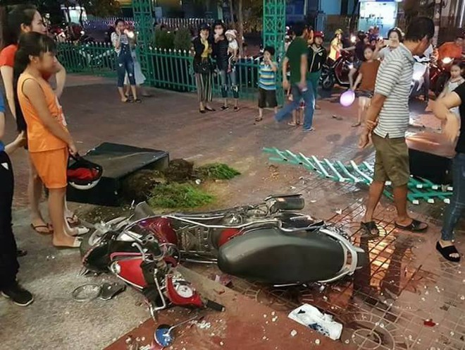 CLIP: Nữ tài xế đâm gãy xe máy rồi lao thẳng vào nhà sách gây đổ vỡ nghiêm trọng - Ảnh 2.