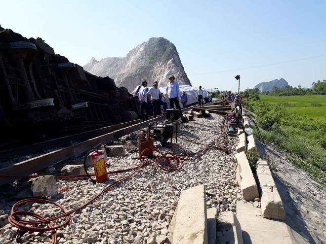 Đang tiến hành tu sử đoạn đường sắt sau vụ tai nạn tàu hỏa với xe ben.
