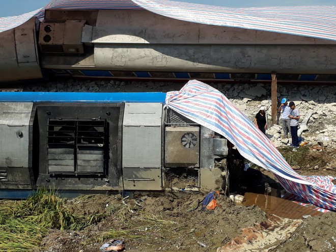 Vụ tai nạn tàu hỏa ở Thanh Hóa: Đầu máy tàu lật nghiêng khỏi đường ray.