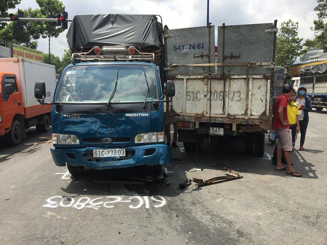 4 ô tô tông nhau liên hoàn giữa ngã tư, giao thông kẹt cứng hơn 2 giờ  - Ảnh 2.