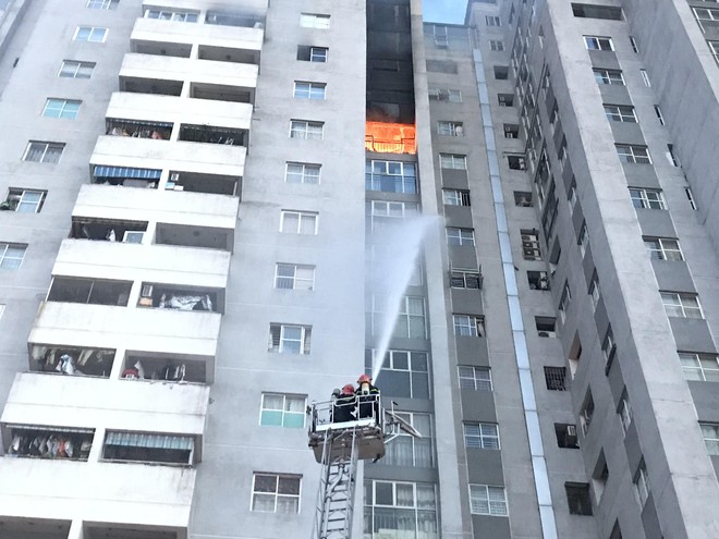 Cháy chung cư ở Hà Đông, kính vỡ rơi từ tầng 18 xuống đường - Ảnh 4.