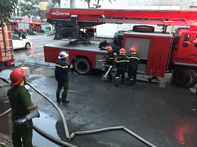 Cảnh tan hoang bên trong căn nhà cháy tại tầng 18 chung cư ở Hà Đông - Ảnh 12.