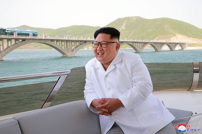 Ảnh: Lãnh đạo Kim Jong-un cười rạng rỡ sau tuyên bố chấn động của Mỹ - Ảnh 2.