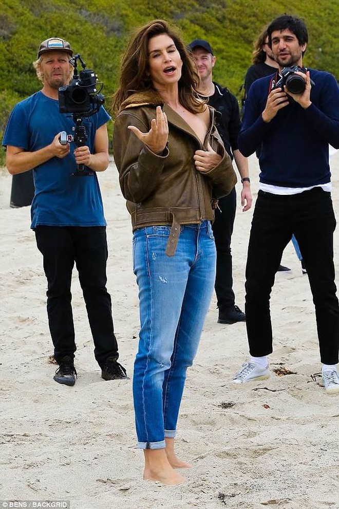 Hậu trường chụp hình siêu gợi cảm của siêu mẫu U60 Cindy Crawford - Ảnh 1.