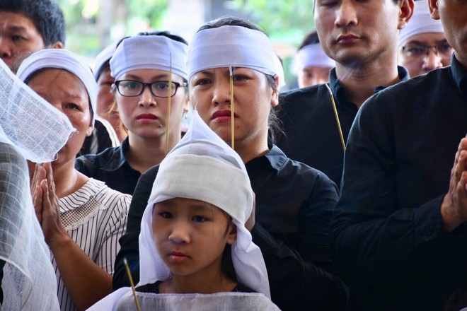 Đám tang đẫm nước mắt đưa tiễn lái tàu SE19 - Ảnh 4.