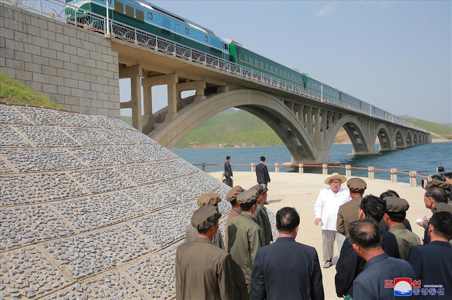 Ông Kim Jong-un “đủng đỉnh” đi thị sát khi cuộc gặp Donald Trump thay đổi “chóng mặt” - Ảnh 6.