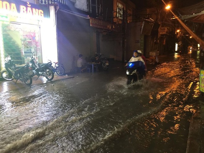 Hà Nội mưa lớn, nhiều tuyến phố ngập sâu - Ảnh 11.