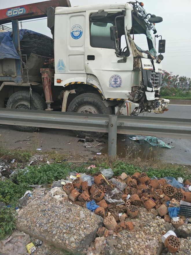 Vụ tai nạn giao thông ở Bắc Giang: Đầu xe tải bị hư hỏng nặng.
