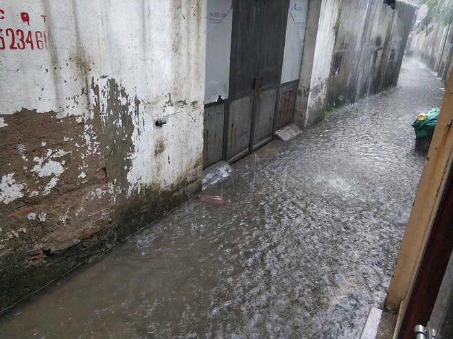 Hà Nội mưa lớn, nhiều tuyến phố ngập sâu - Ảnh 12.