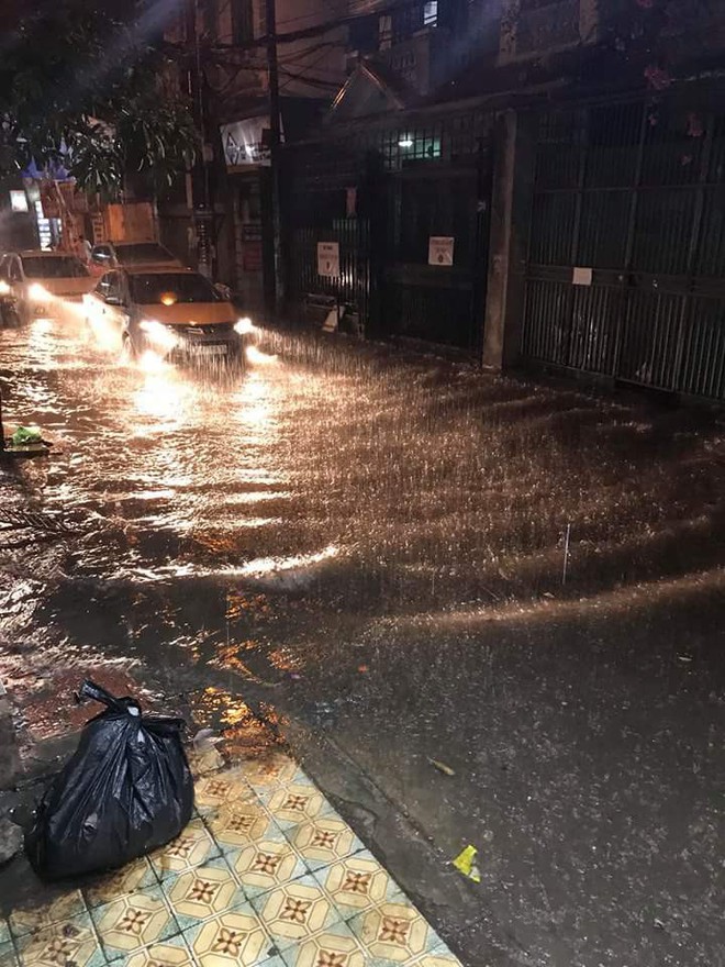 Hà Nội mưa lớn, nhiều tuyến phố ngập sâu - Ảnh 9.