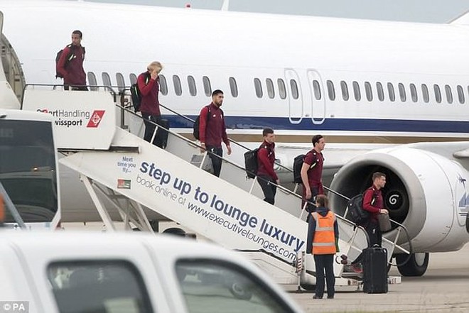 Cầu thủ Liverpool buồn bã, Karius che mặt bước xuống máy bay - Ảnh 2.