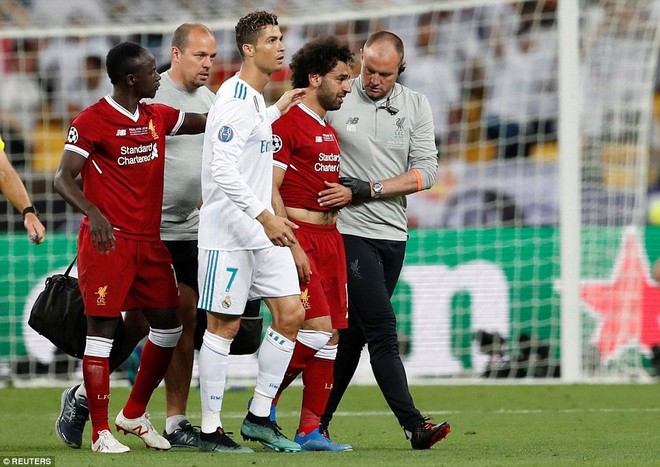 Sergio Ramos gửi lời chúc sức khỏe tới Salah - Ảnh 1.