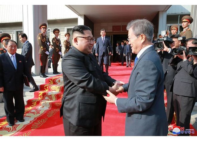 Báo Triều Tiên đăng ảnh hiếm về cuộc gặp của lãnh đạo Hàn - Triều - Ảnh 11.