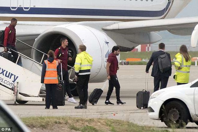 Cầu thủ Liverpool buồn bã, Karius che mặt bước xuống máy bay - Ảnh 4.