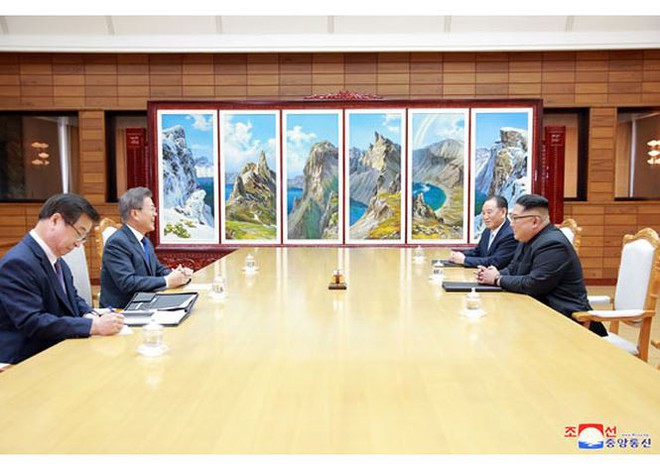 Báo Triều Tiên đăng ảnh hiếm về cuộc gặp của lãnh đạo Hàn - Triều - Ảnh 9.