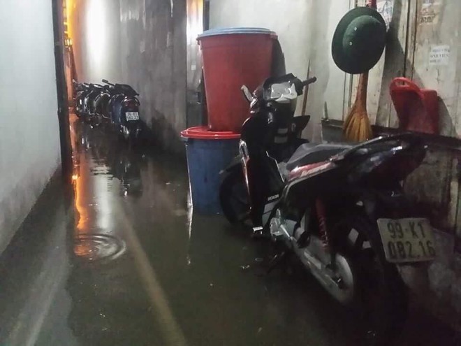 Hà Nội mưa lớn, nhiều tuyến phố ngập sâu - Ảnh 2.