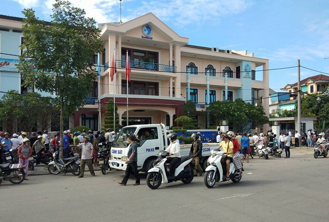 Kẻ ngáo đá xông vào công ty khống chế người phụ nữ, hàng chục công an bao vây hiện trường - Ảnh 1.